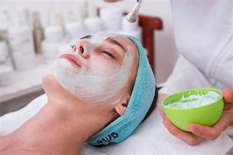 Why You Should Be Getting Facials Regularly .